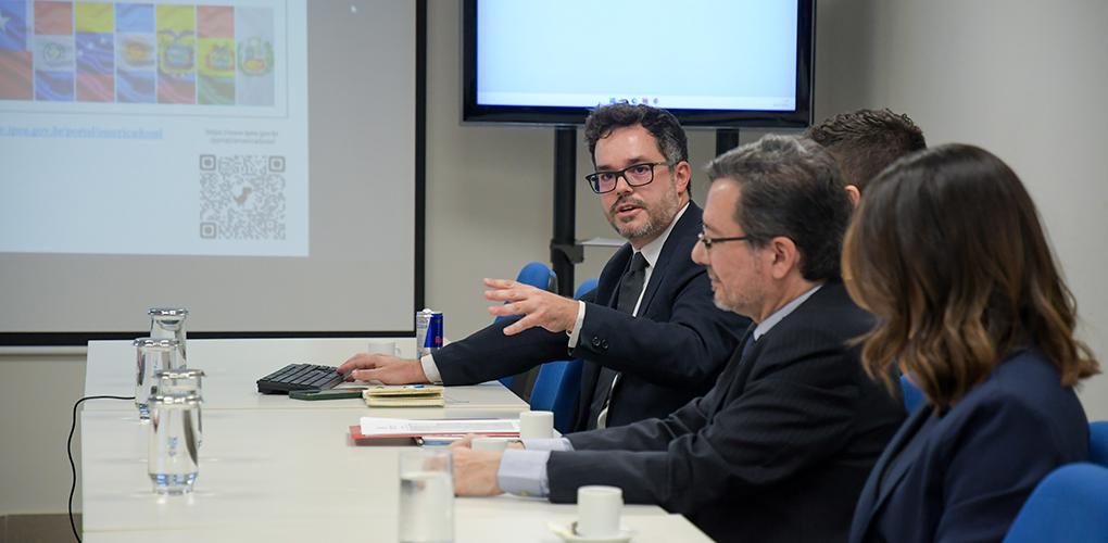 Instituto de Pesquisa Econômica Aplicada - Ipea. Seps - Setor de Ed. Públicos Sul 702/902, Bloco C, Torre B - Sala Divonzir Guzzo. CEP 70390-025 - Asa Sul - Brasília - DF. 202475. Foto: Helio Montferre/Ipea.

Abertura: Fabio Veras Soares – diretor de Estudos Internacionais (Dinte/Ipea)


Daniel Falcon Lins - chefe da divisão de Bolívia, Equador, Paraguai e Peru do Ministério das Relações Exteriores (MRE)


Palestrantes: Pedro Silva Barros - coordenador do projeto Integração Regional: o Brasil e a América do Sul na Dinte/Ipea


Corival Alves do Carmo - professor da Universidade Federal de Sergipe (UFS​) e pesquisador bolsista no Ipea


Debatedores: Alexandre Pupo - assessor especial do Presidente da República


Horacio Villegas Pardo - embaixador do Estado Plurinacional da Bolívia no Brasil